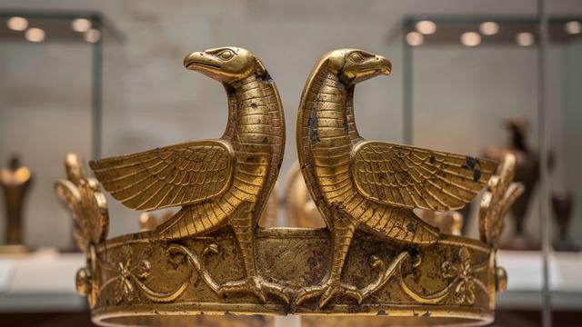 تفاصيل تاج ذهبي مع كوبرا ونسر